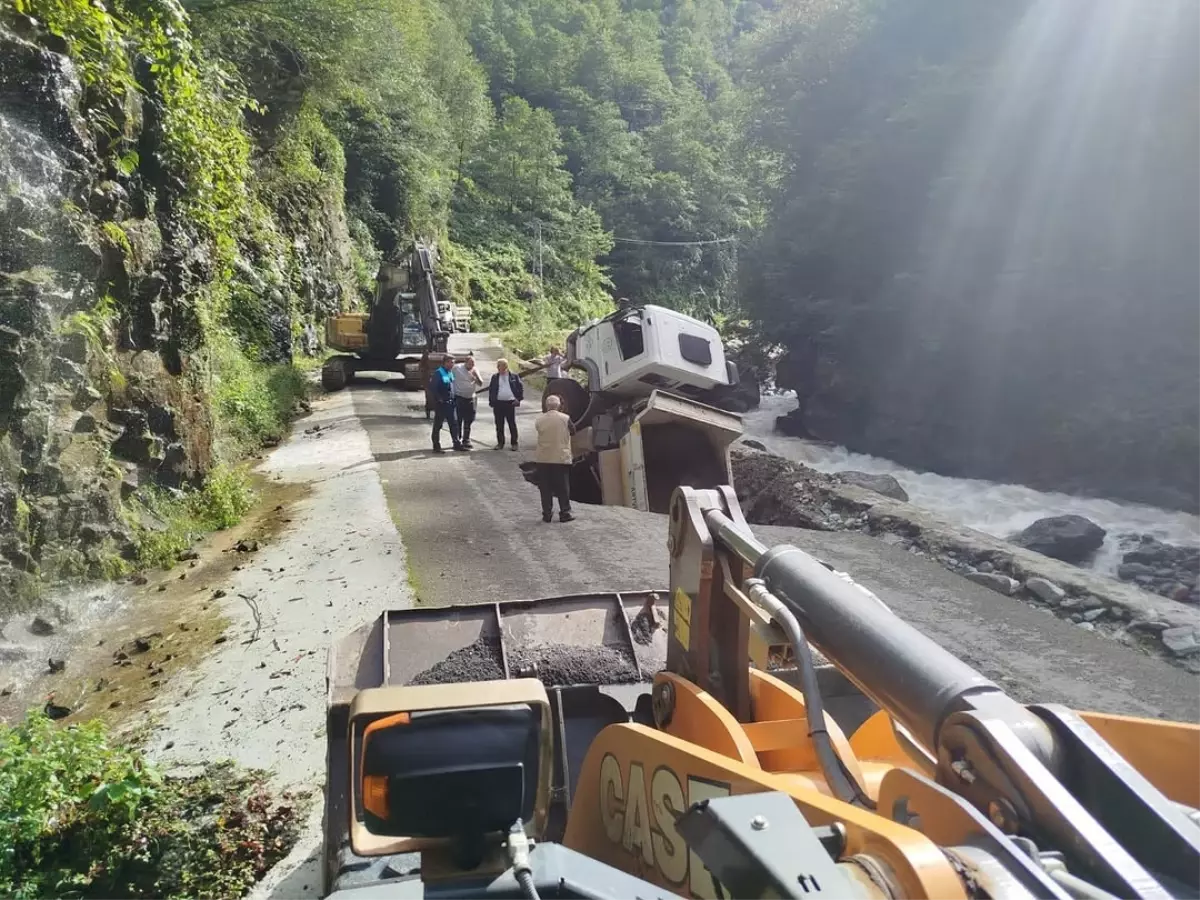 Artvin'de Heyelan Kazası: Sürücü Yaralandı