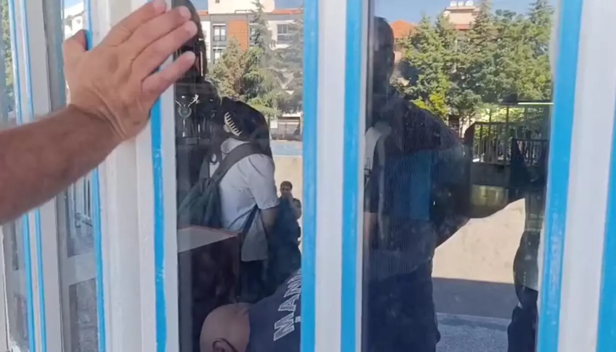 Turgutlu Ortaokulunda Mahsur Kalan Öğrenciler Kurtarıldı