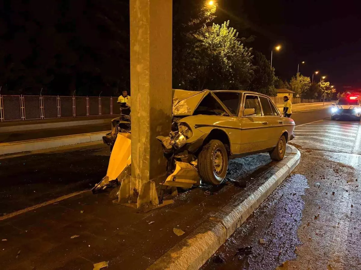 Kayseri'de Klasik Otomobil Direğe Saplandı, Sürücü Ağır Yaralı