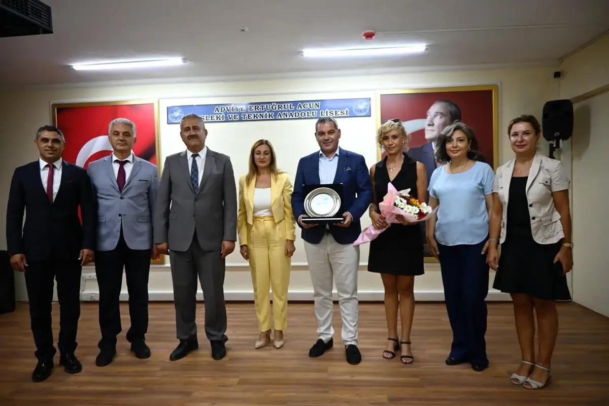 Kuşadası'nda Hayırsevere Plaket