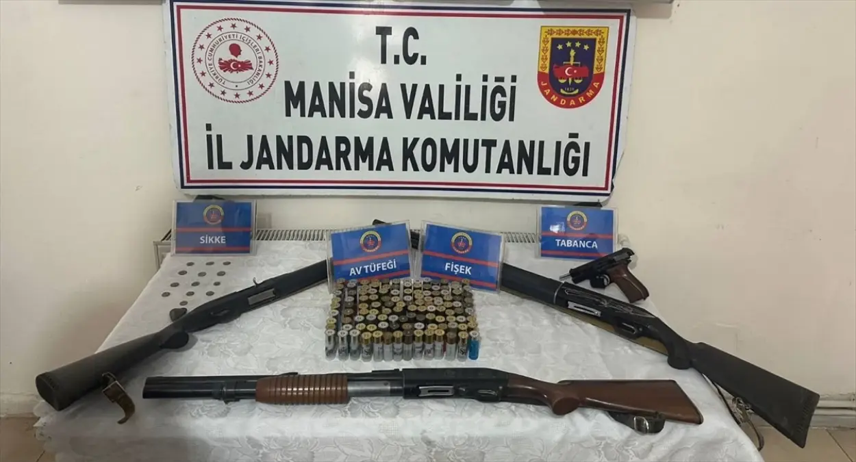 Manisa'da Ruhsatsız Silah ve Tarihi Eşya Ele Geçirildi