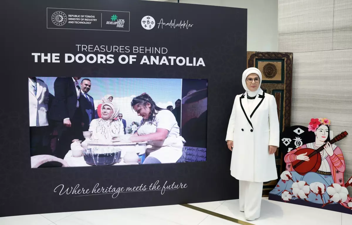 Emine Erdoğan, 'Anadoludakiler' projesinin tanıtımı için simit standını ziyaret etti