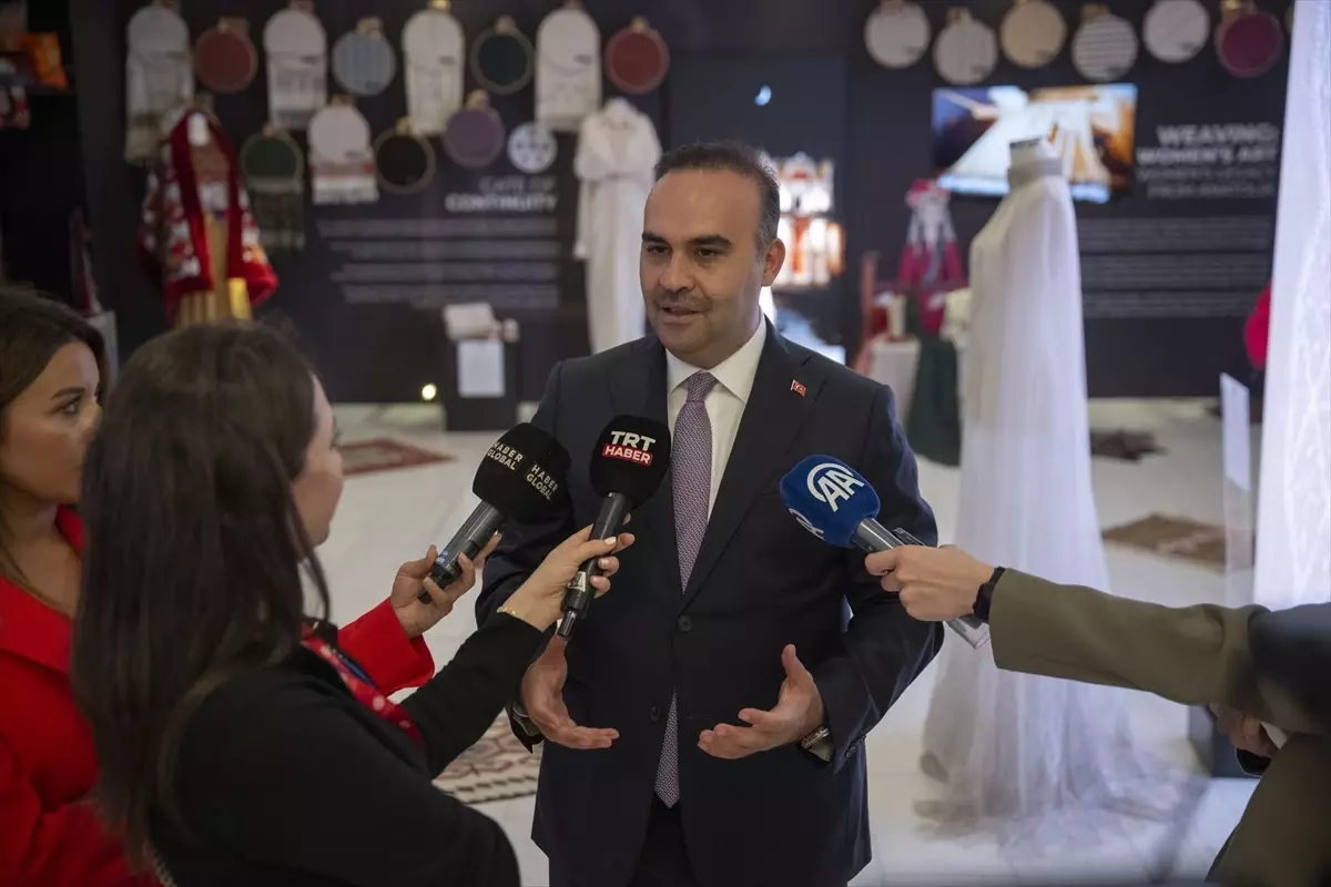 Bakan Kacır, Türkevi'nde 'Anadoludakiler' sergisini gezdi Açıklaması