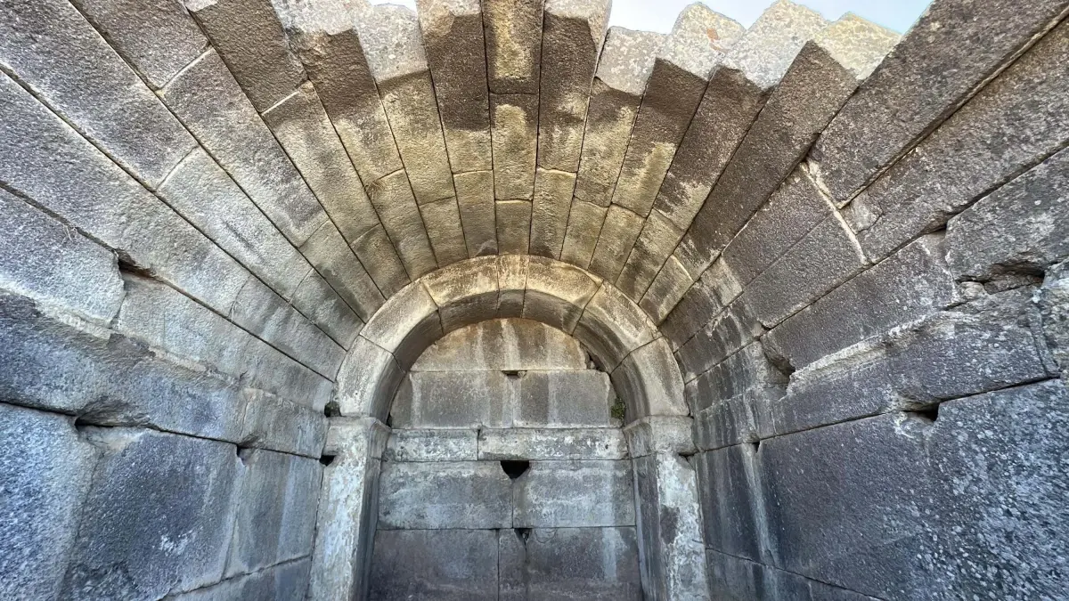 Assos'ta Anıt Mezar Restorasyonu