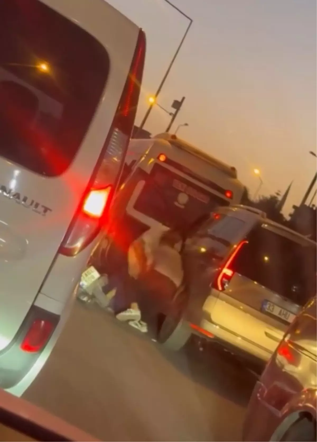 Mersin'de Trafik Kavgası: Motosikletli İki Kişi Sürücüyü Darbetti