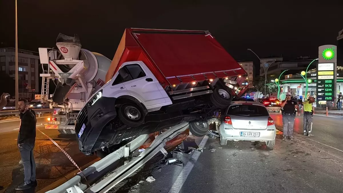 Gebze'de Otomobil Kamyonete Çarptı: 3 Yaralı