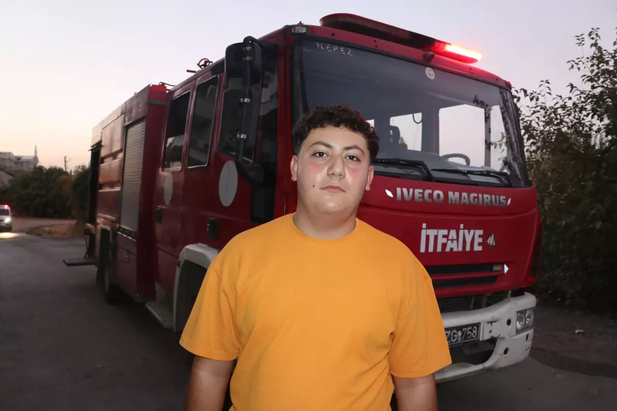 Antalya'da Evin Yangında Çatısı Çöktü