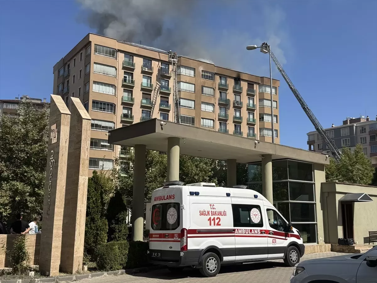 Kayseri'de Apartman Çatısında Yangın