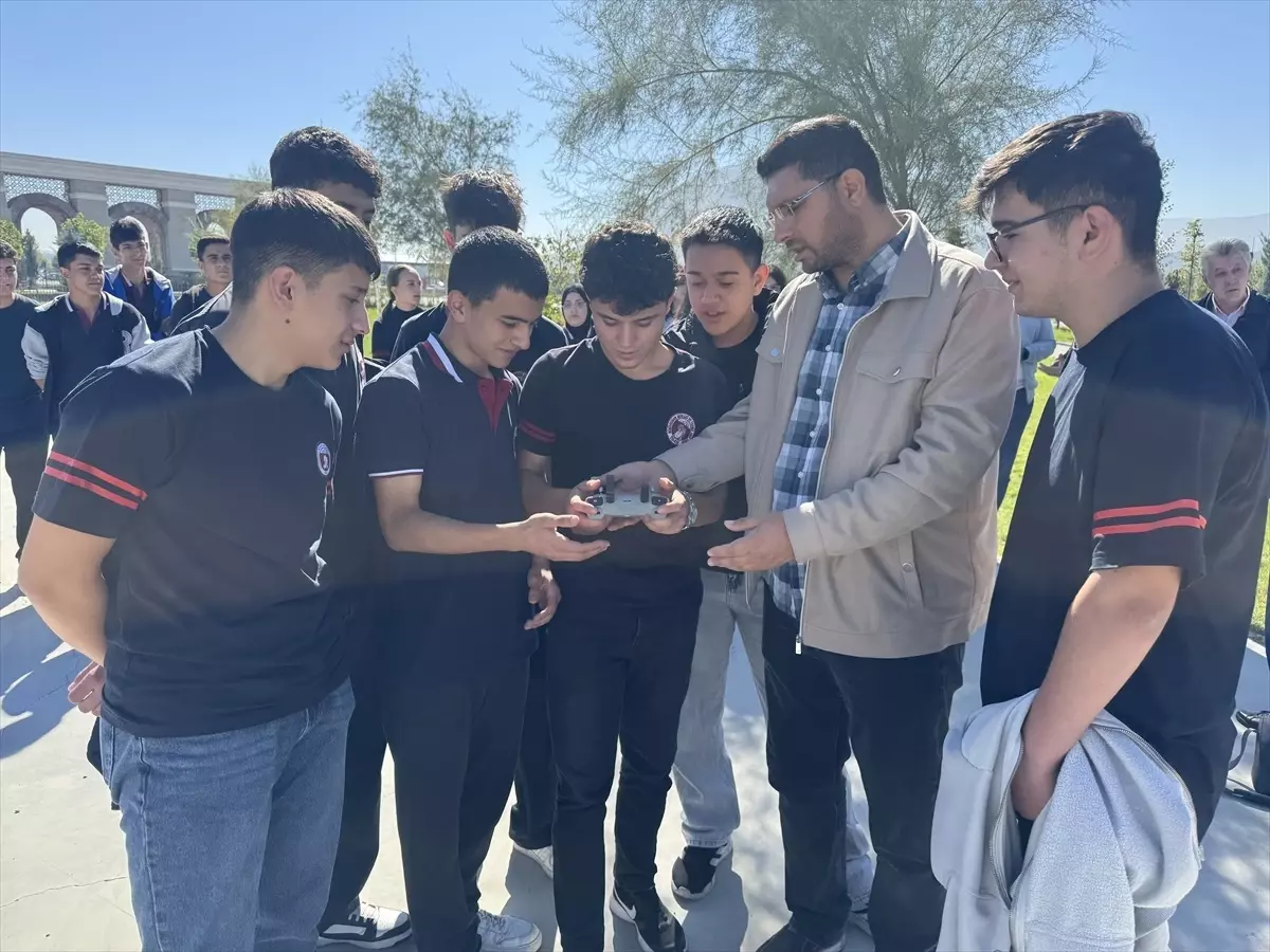 Kayseri'de öğrencilere dron teknolojileri ve coğrafi bilgi sistemleri eğitimi verildi