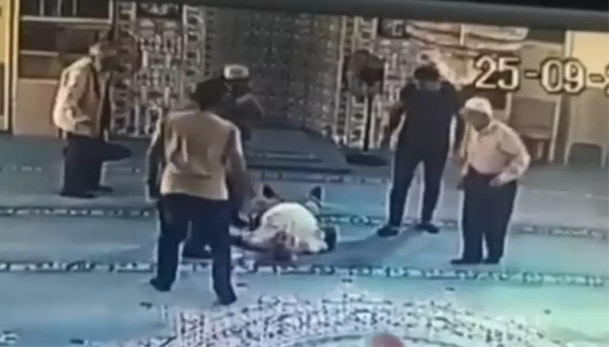 Bodrum'da Cami Çıkışında Fenalaşan Adam Hastaneye Kaldırıldı