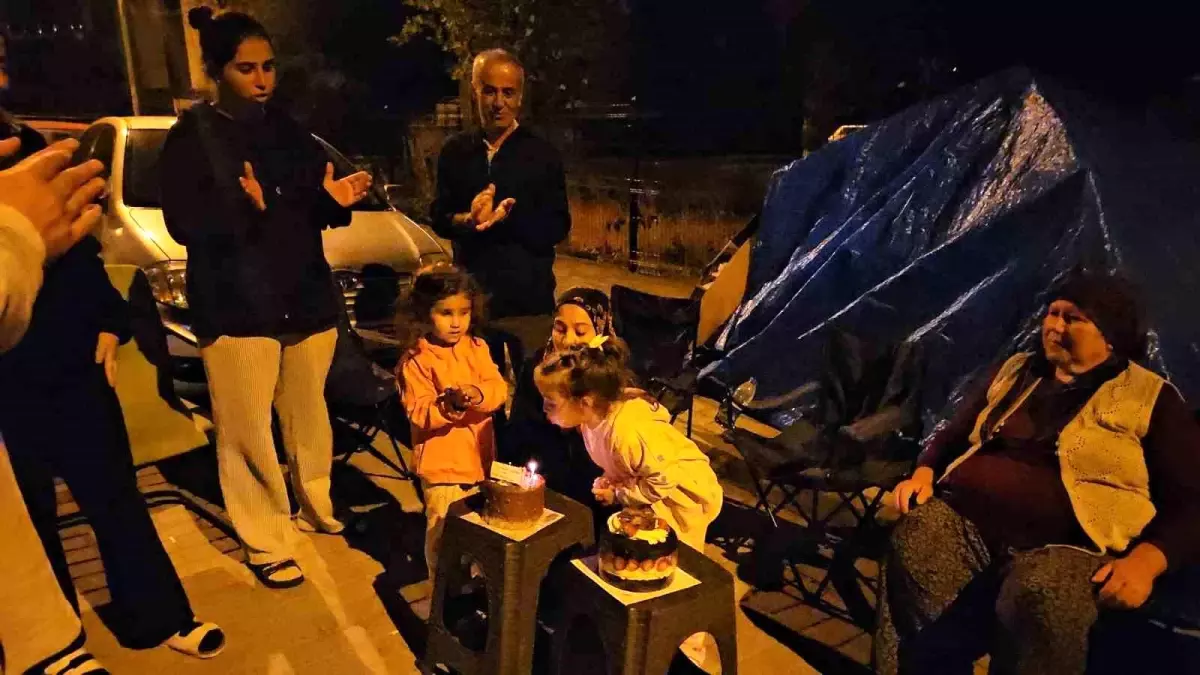 Depremzedelerden Moral Dolu Doğum Günü Kutlaması
