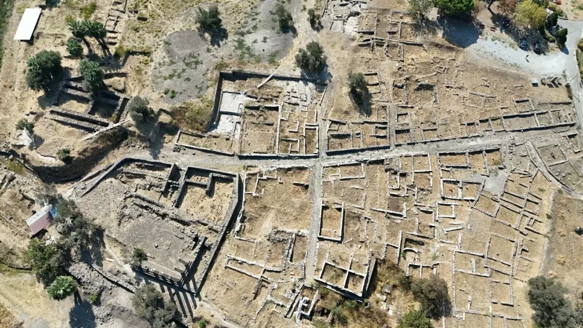5 Bin Yıllık Seramikler İzmir'de Bulundu