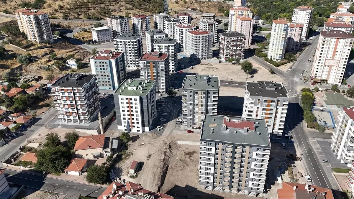 Melikgazi'de kentsel dönüşüm kapsamında yapılan 300 daire için kura ve teslim törenini yapıldı