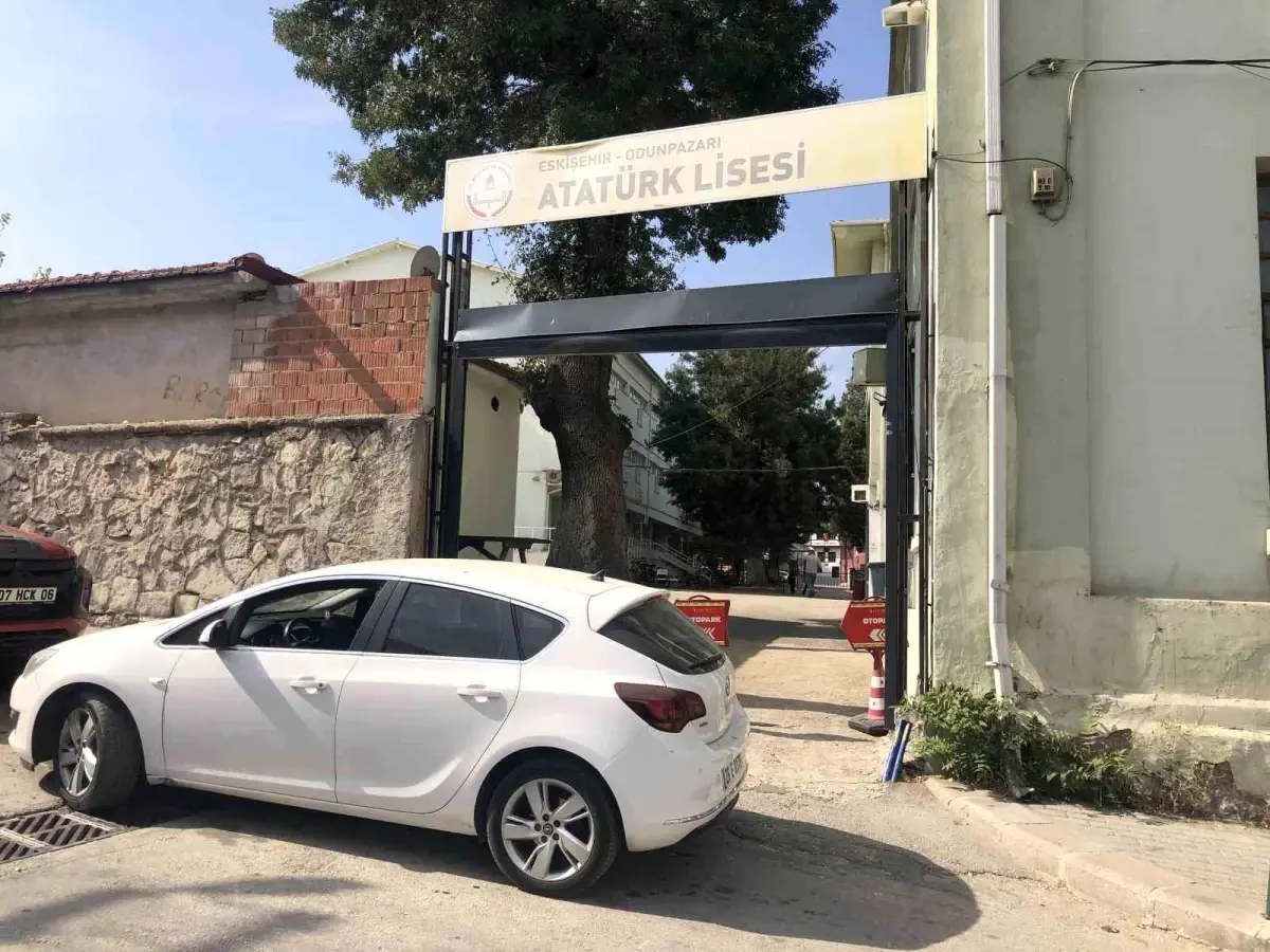 Eskişehir Lisesi Kapısına Kamyon Çarptı