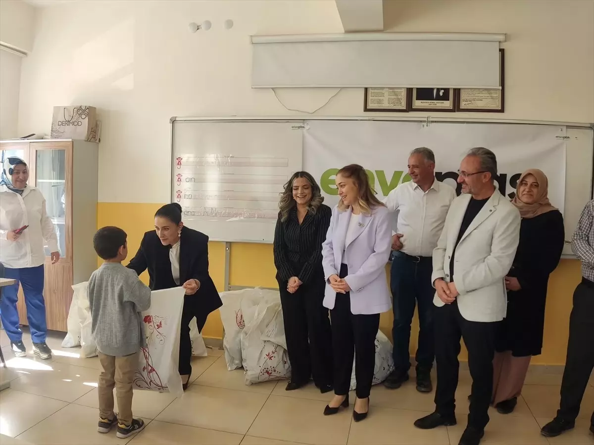 Ağın'da 100 Öğrenciye Mont Yardımı