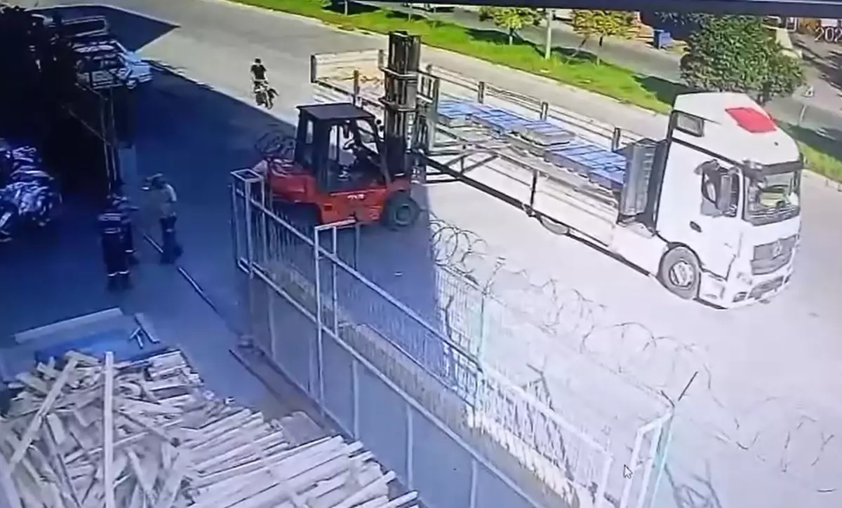 Forklifte çarpan bisikletli ağır yaralandı