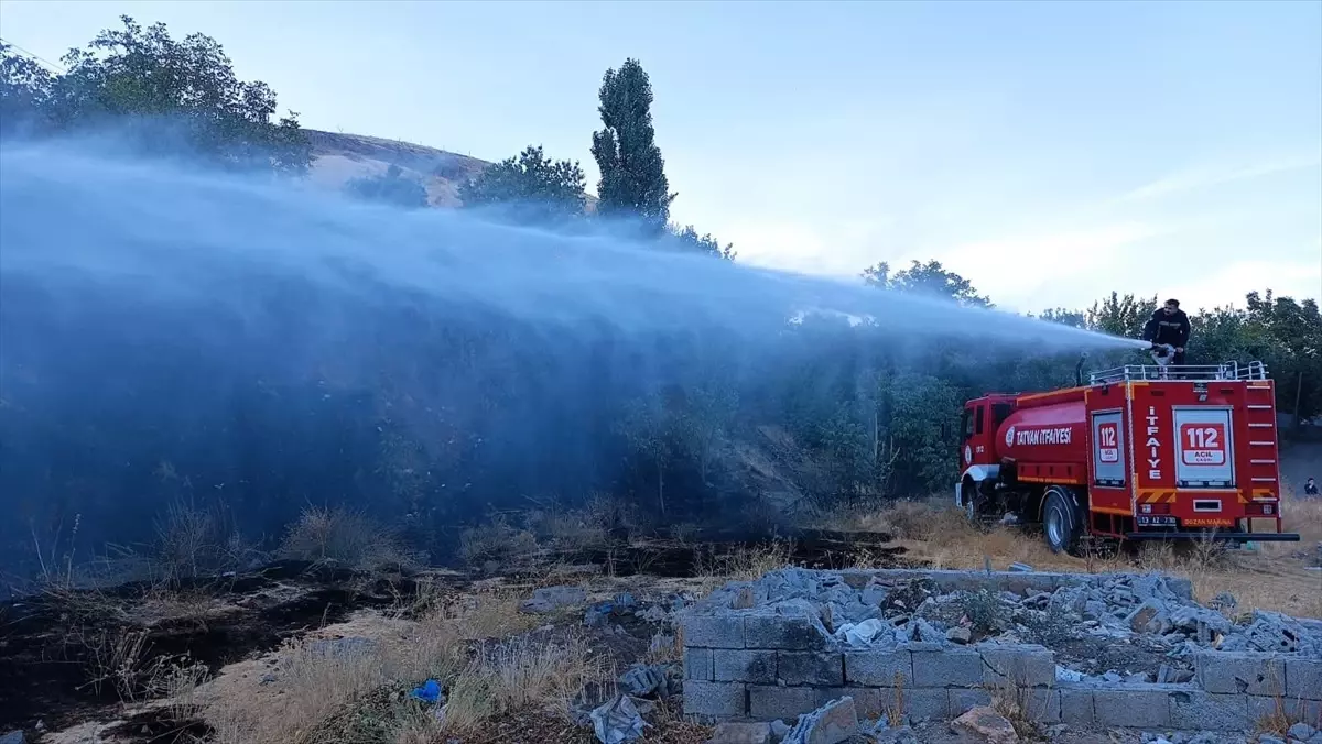 Tatvan'da Otluk Alanda Yangın