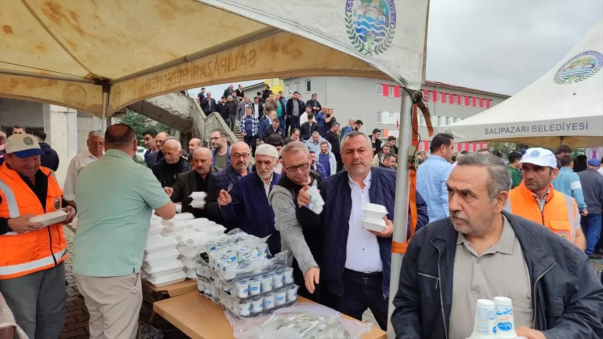 Salıpazarı'nda Ahilik Pilavı Dağıtıldı