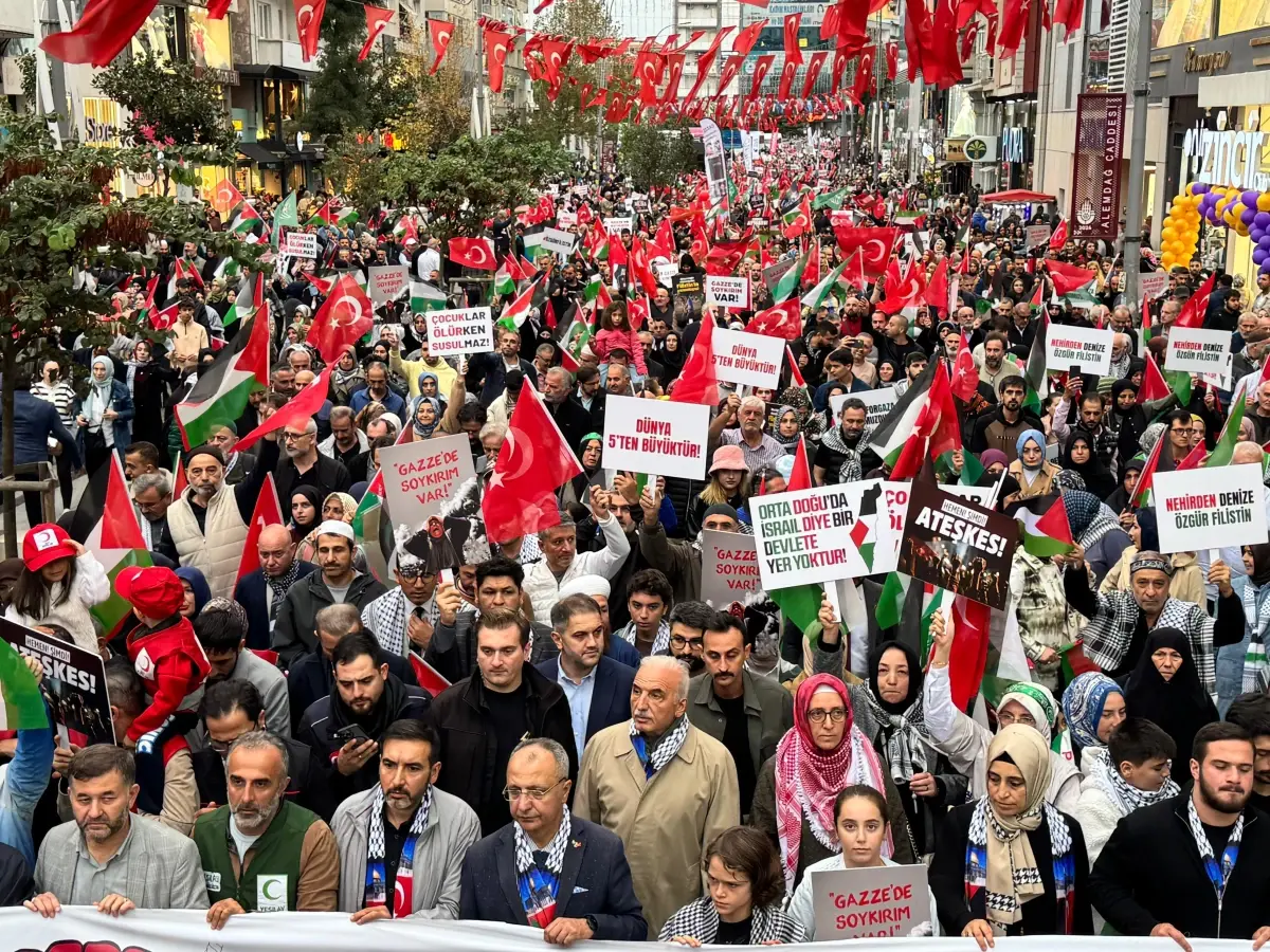 Ümraniye'de Binlerce Vatandaş Gazze İçin Yürüdü