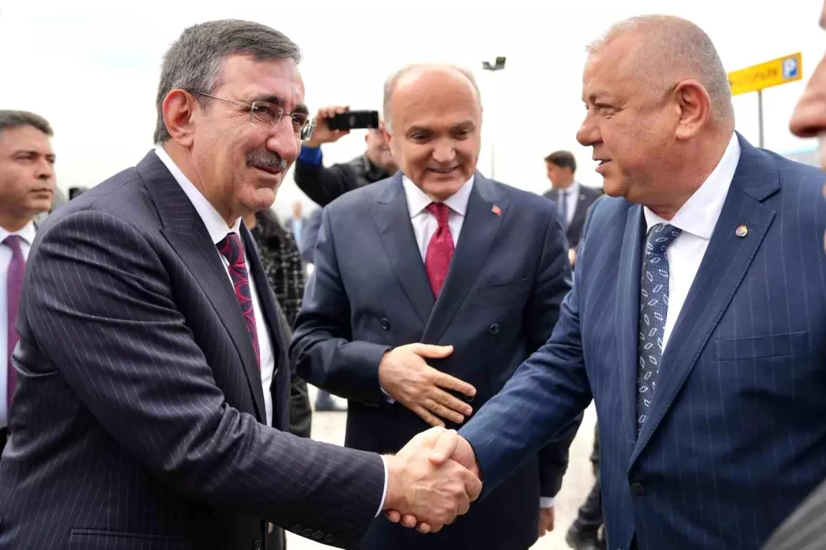 Cumhurbaşkanı Yardımcısı Yılmaz, Düzce'de İş İnsanlarıyla Buluştu