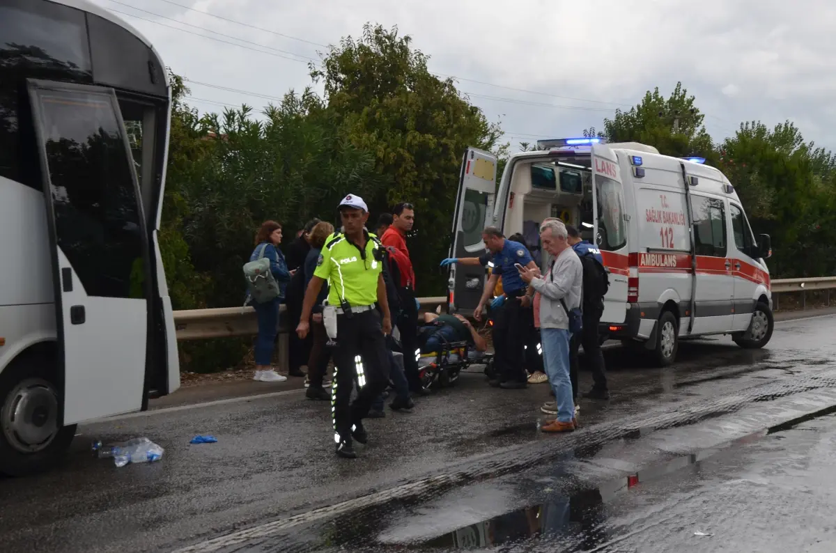 Antalya'da Zincirleme Kaza: 2 Yaralı