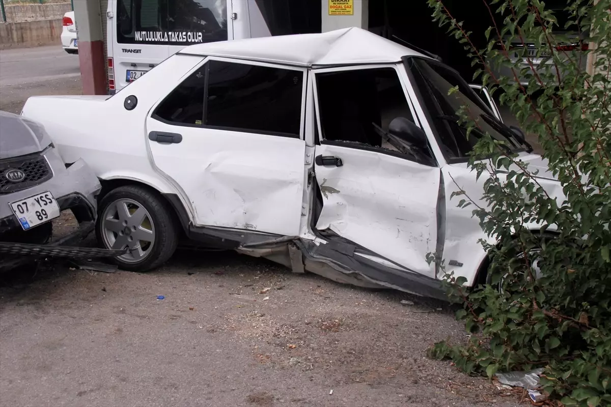 Serik'te Otomobil Kazası: 2 Yaralı