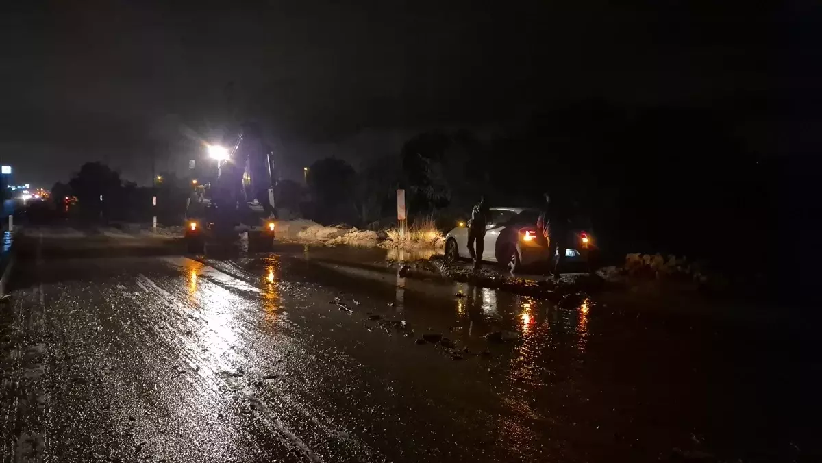 Aydın'da Sel ve Çamur Trafiği Etkiledi