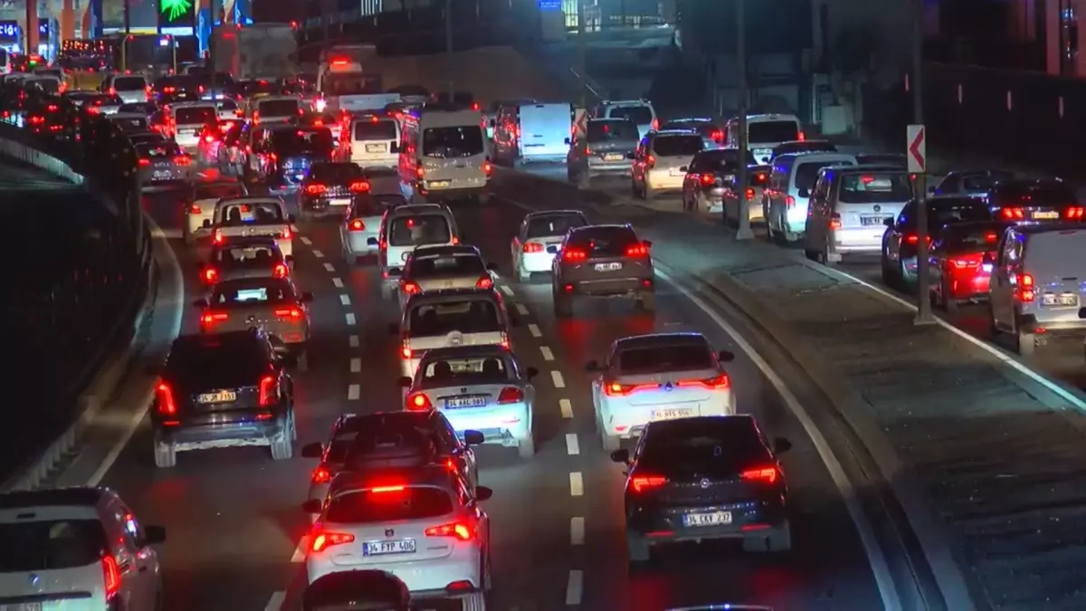 İstanbul'da Akşam Trafiği Kilitlendi