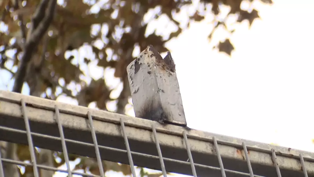 Eyüpsultan'da Demir Kapı Devrildi, 4 Öğrenci Yaralandı