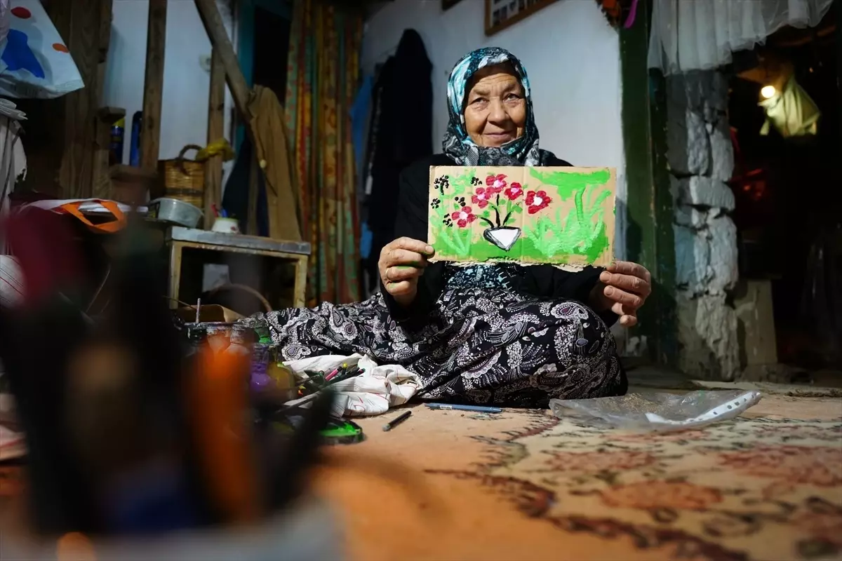 73 Yaşındaki Kadın Resimleriyle Evini Galeriye Dönüştürdü