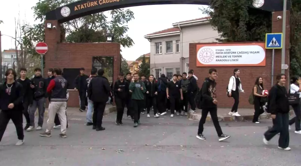 İstanbul'da Okullar Gök Gürültülü Yağış Nedeniyle Tatil Edildi