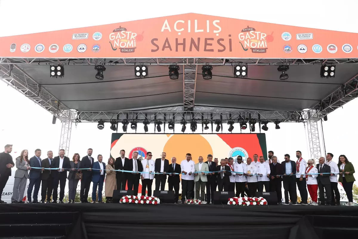 Kayseri Gastronomi Günleri'nde 1 Ton Pastırmalı Gömeç Kuru Fasulye Dağıtıldı