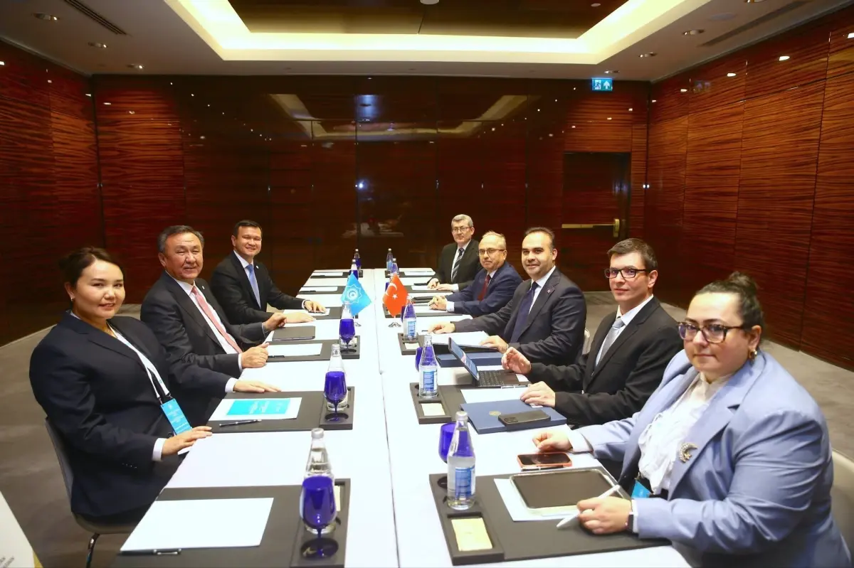 Bakan Kacır, TDT Toplantısında Görüşmeler Yaptı