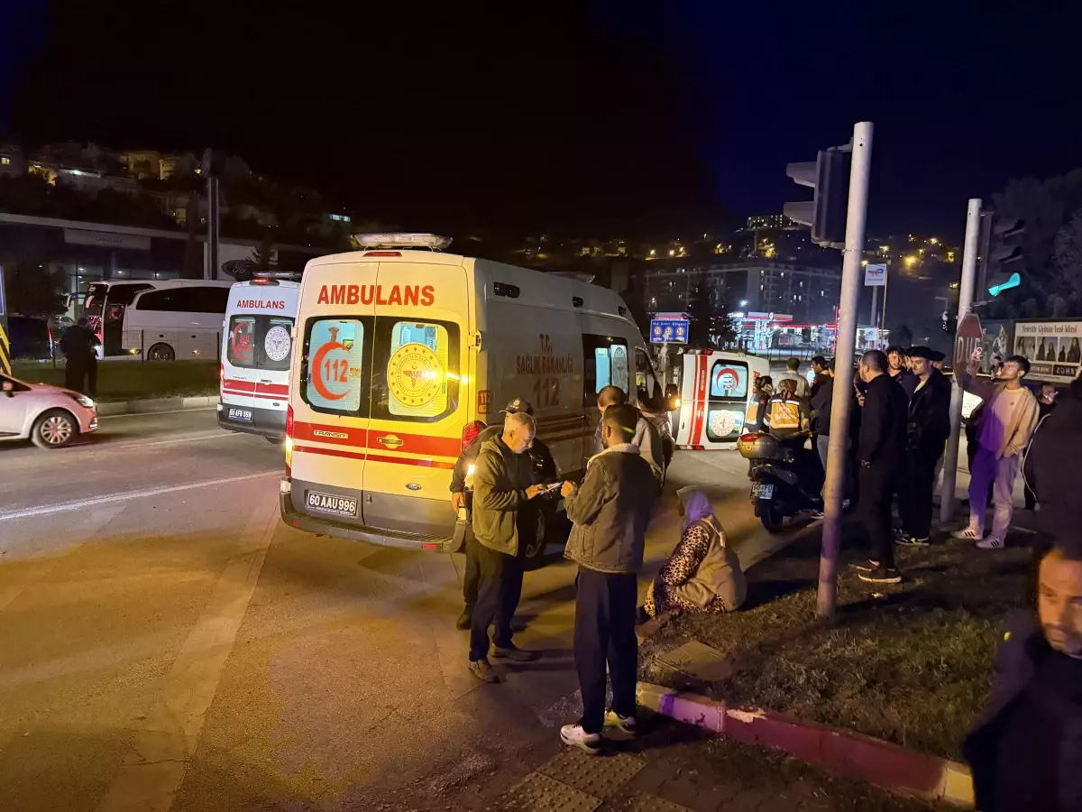 Tokat'ta ambulans devrildi: 3 sağlık personeli yaralı