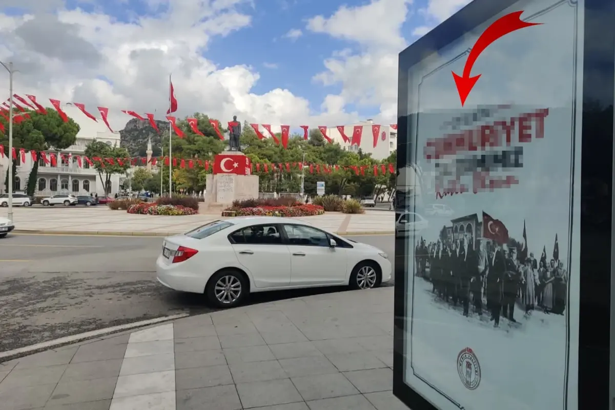 29 Ekim afişlerinde 'Cumhuriyet' yanlış yazıldı, valilik anında yenisini astı