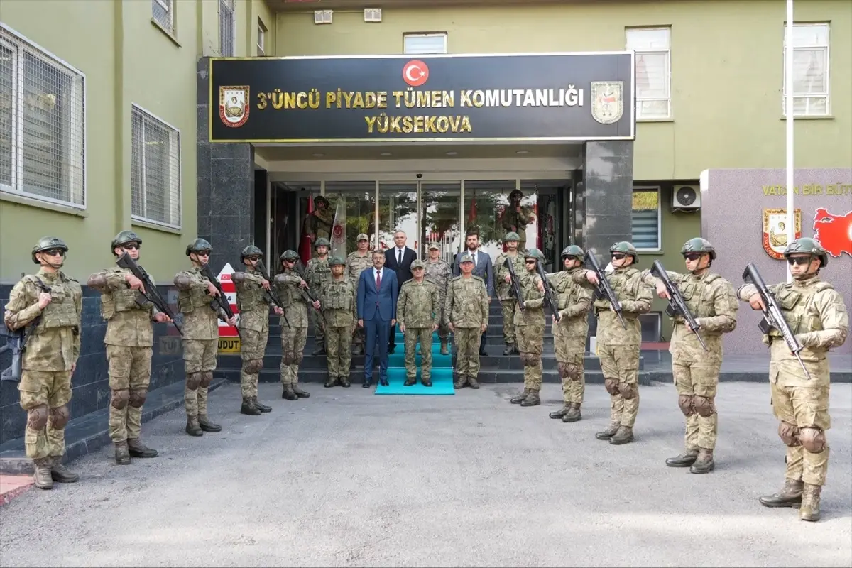 Orgeneral Tokel Hakkari'de Ziyaretlerde Bulundu