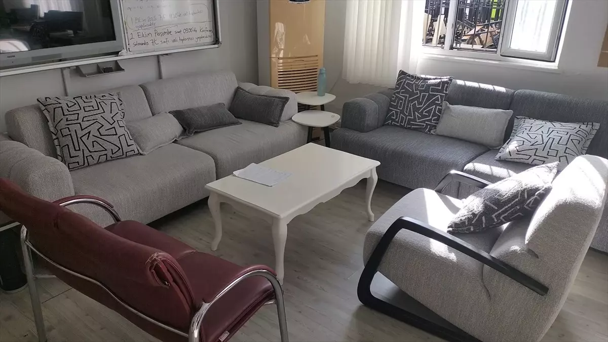 Çağlayan Ortaokulu'nda Sıralar Yenilendi