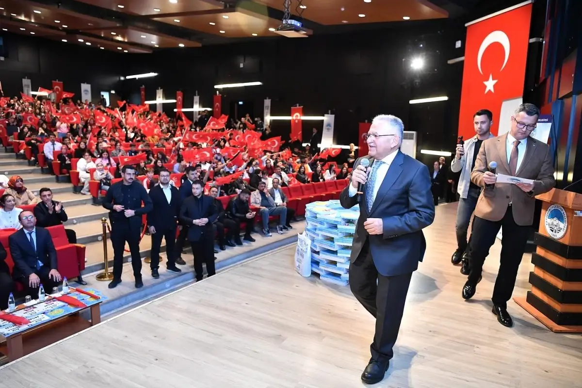 Kayseri'de Öğrencilere Ücretsiz Kaynak Kitap Desteği