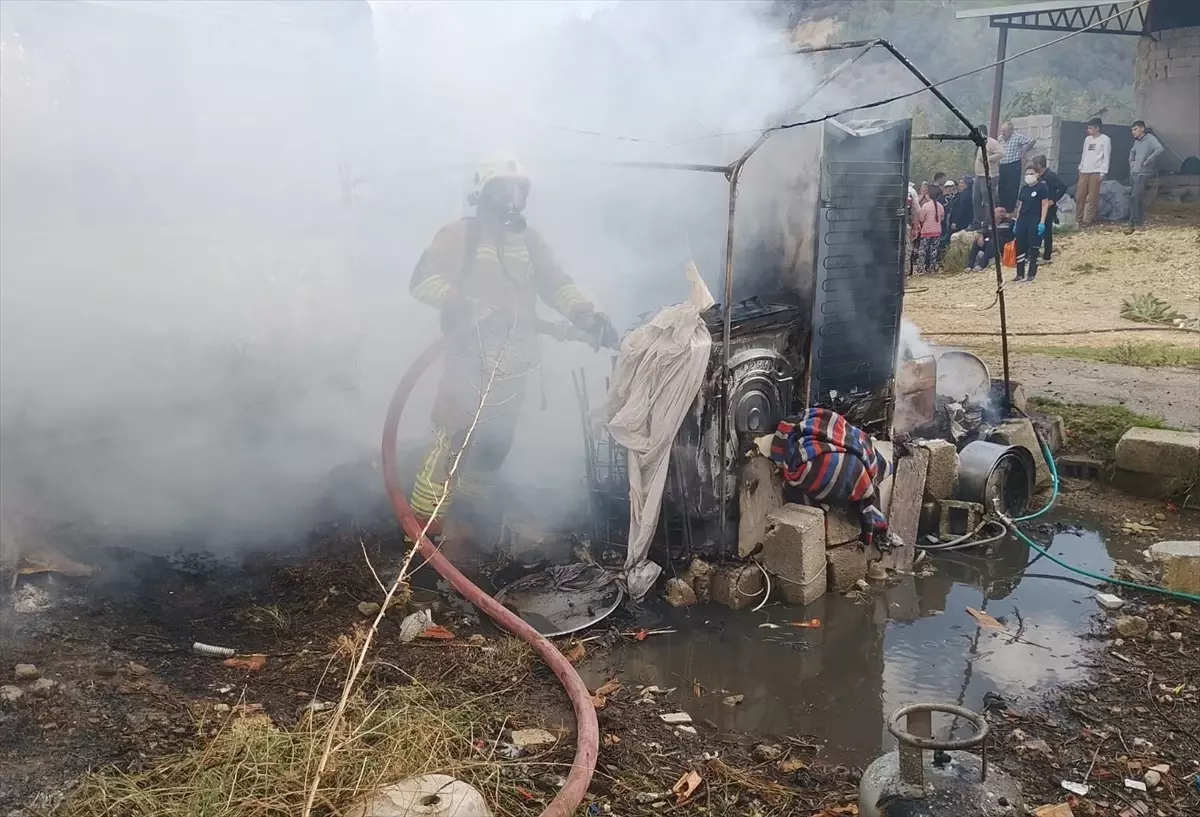 Yayladağı'nda Konteyner Yangını: 1 Yaşındaki Bebek Hayatını Kaybetti