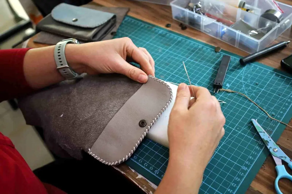 Sakarya'da Deri Aksesuarları Kursu ile Kadınlar Üretime Yöneliyor