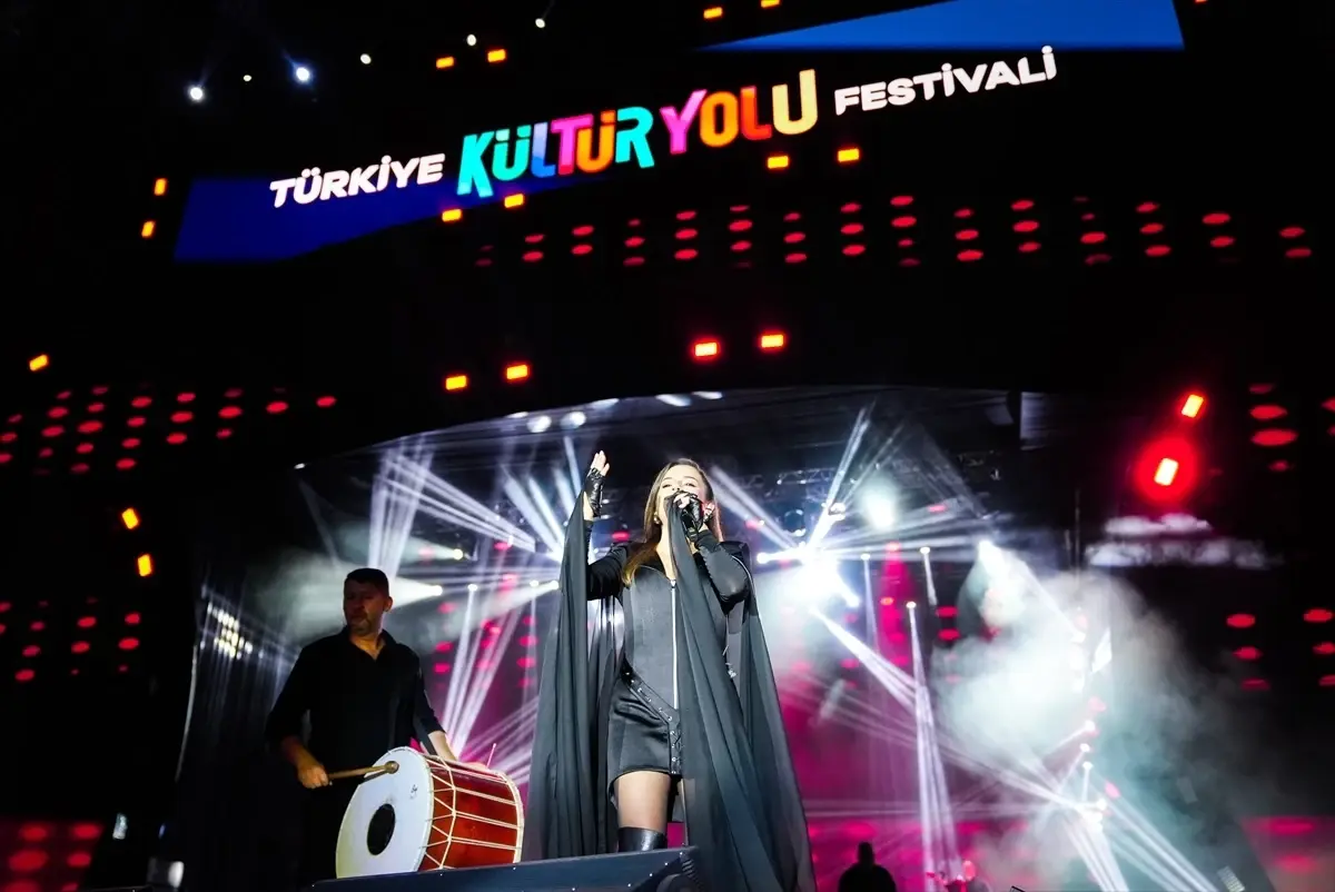 Merve Özbey Mardin Kültür Yolu'nda Coşturdu