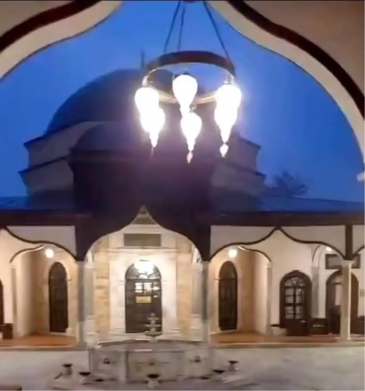 Emirsultan Camii'ne Yıldırım Düştü