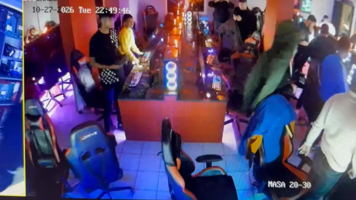 Sındırgı'daki deprem güvenlik kamerasına yansıdı