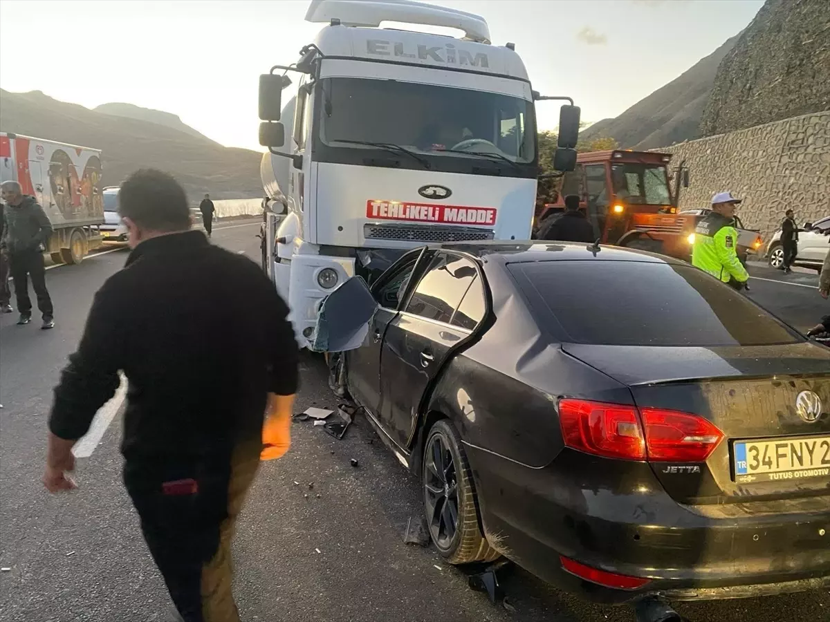 Van'da Tanker-Otomobil Çarpışması: 3 Ölü, 3 Yaralı