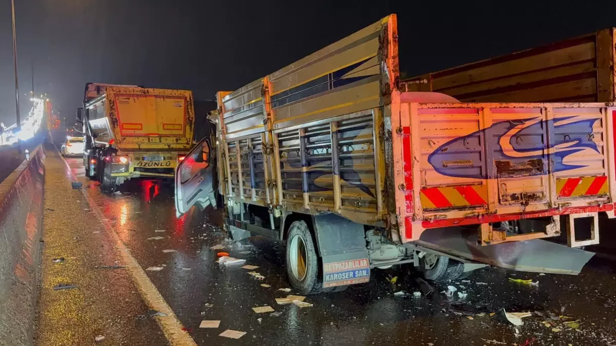 Çorlu'da Kaza: Ticari Taksi Kamyonlar Arasında Sıkıştı