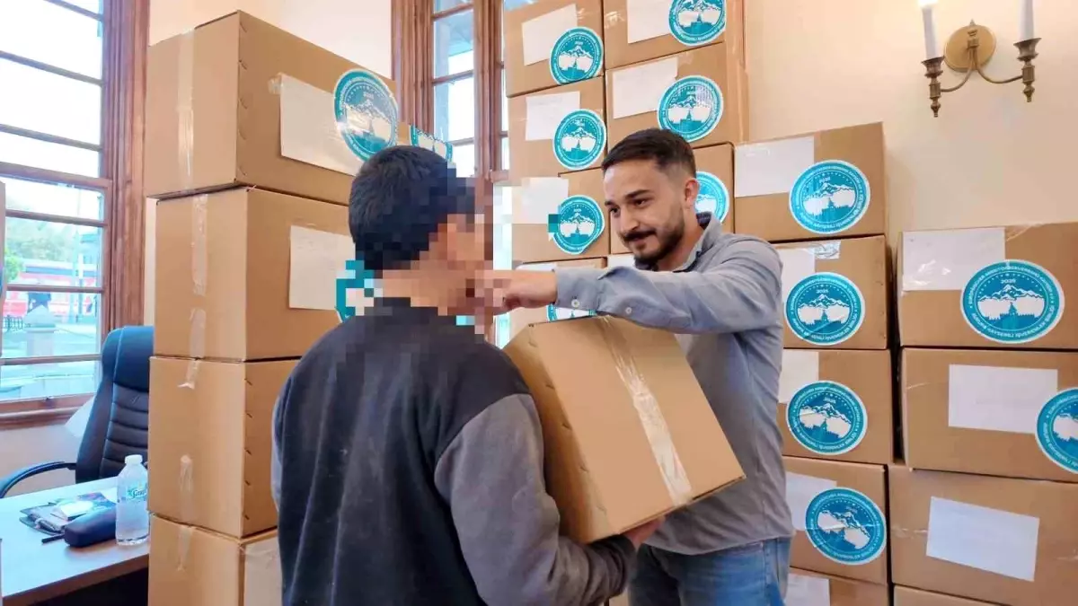 Kayseri'de 500 Çocuğa Kışlık Giysi Desteği