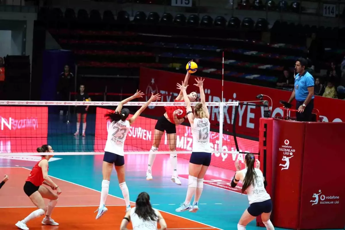 Aydın Büyükşehir Belediyespor Kadın Voleybol Takımı İlbank'a Mağlup Oldu