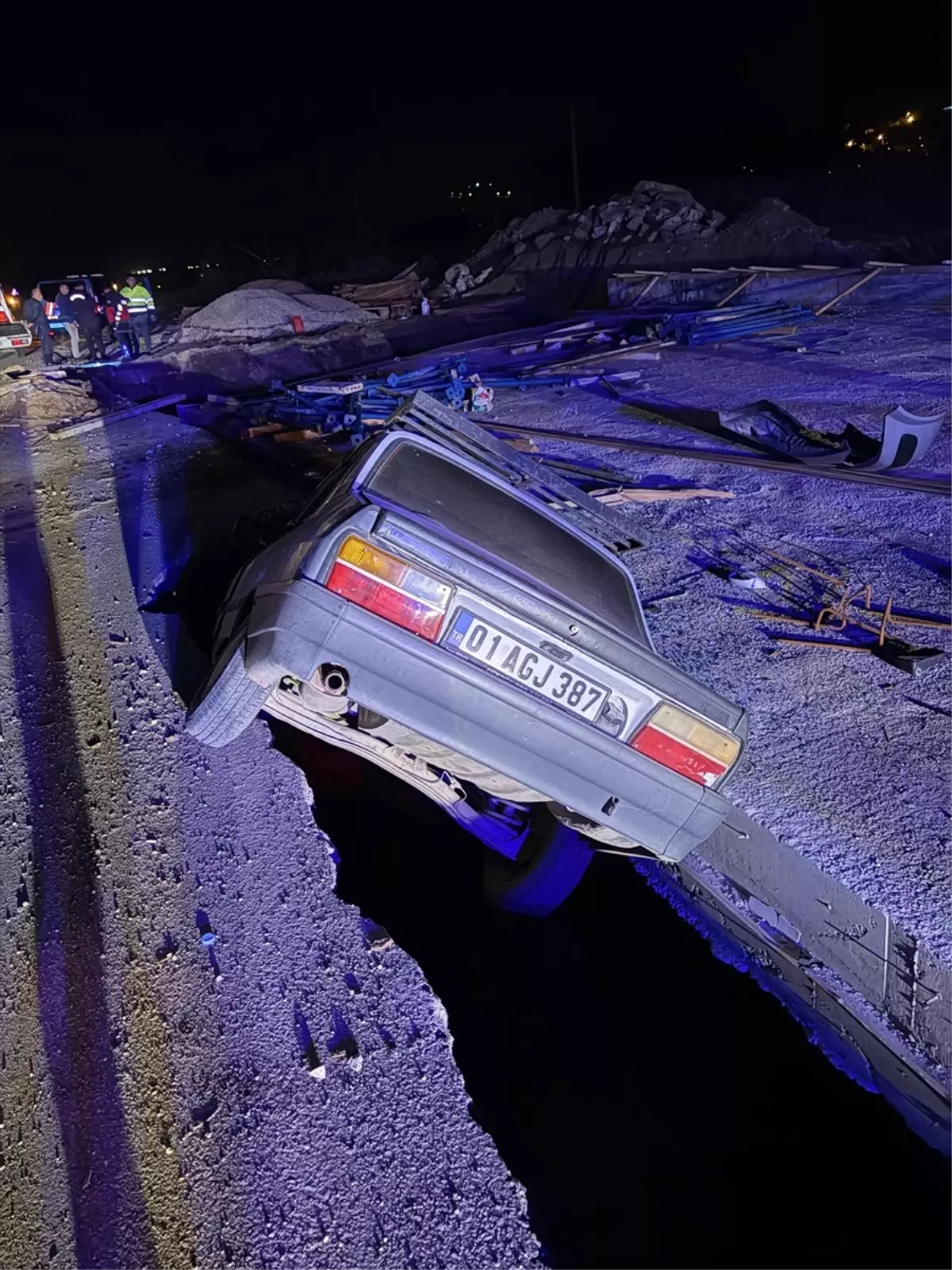 Osmaniye'de Otomobil Çukura Düştü