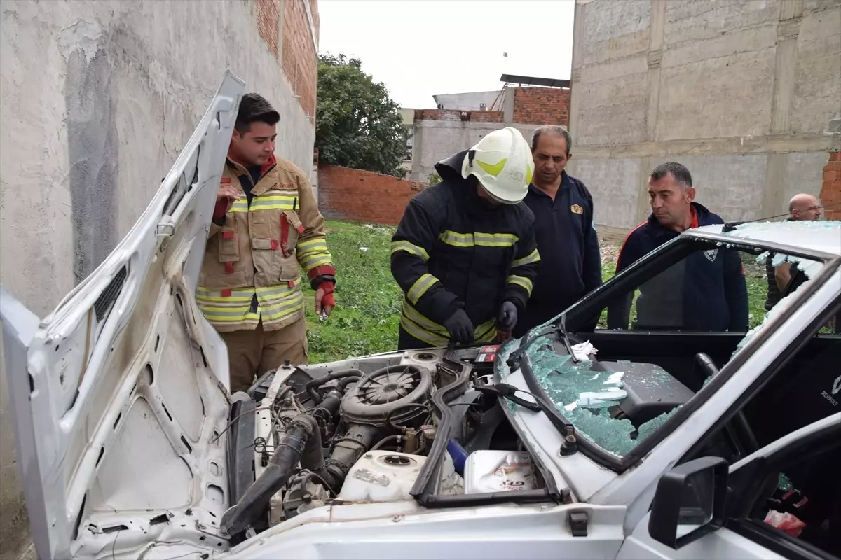 Turgutlu'da Otomobil Duvara Çarptı: 2 Yaralı