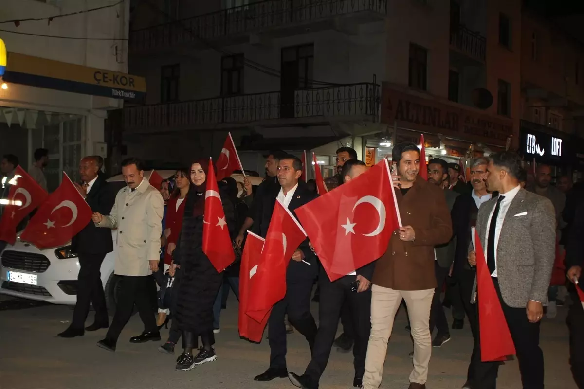 Muş'ta Cumhuriyet'in 102. yıl dönümü fener alayı ile kutlandı